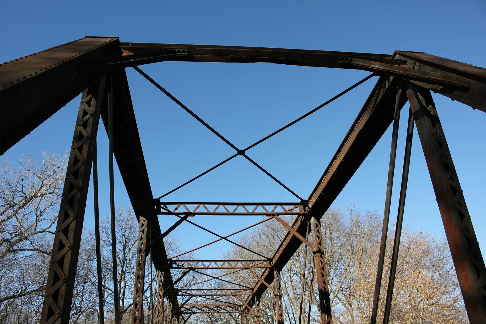 Upper lateral bracing